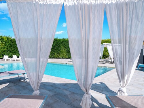 Country villa app. with POOL, A/C,WIFI, PARK and 28sqm PRIVATE TERRACE.