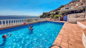 A swimming pool with a view of the sea and a hillside in the background. - Ibiza Bramer 27 Canyelles Roses - Barneda (Rosas / Roses)