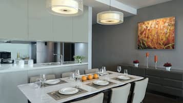 Una cocina moderna con comedor.