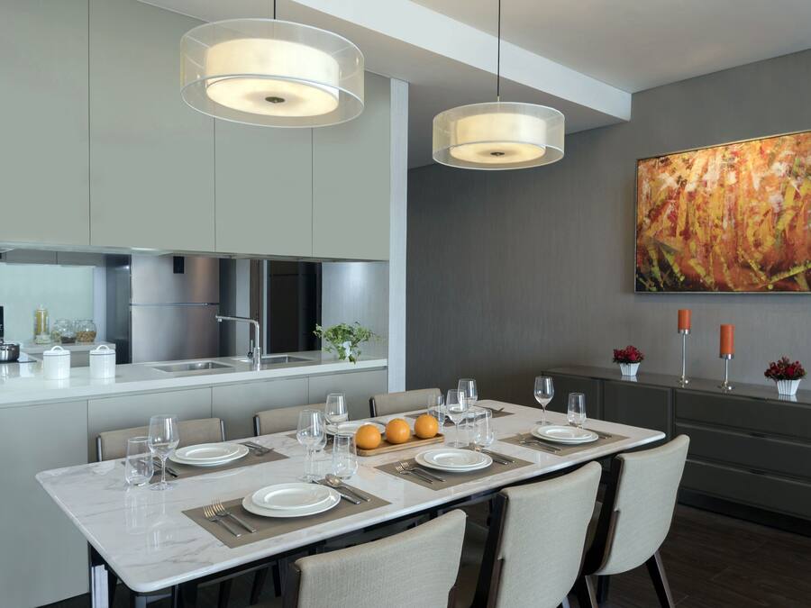 Una cocina moderna con comedor.