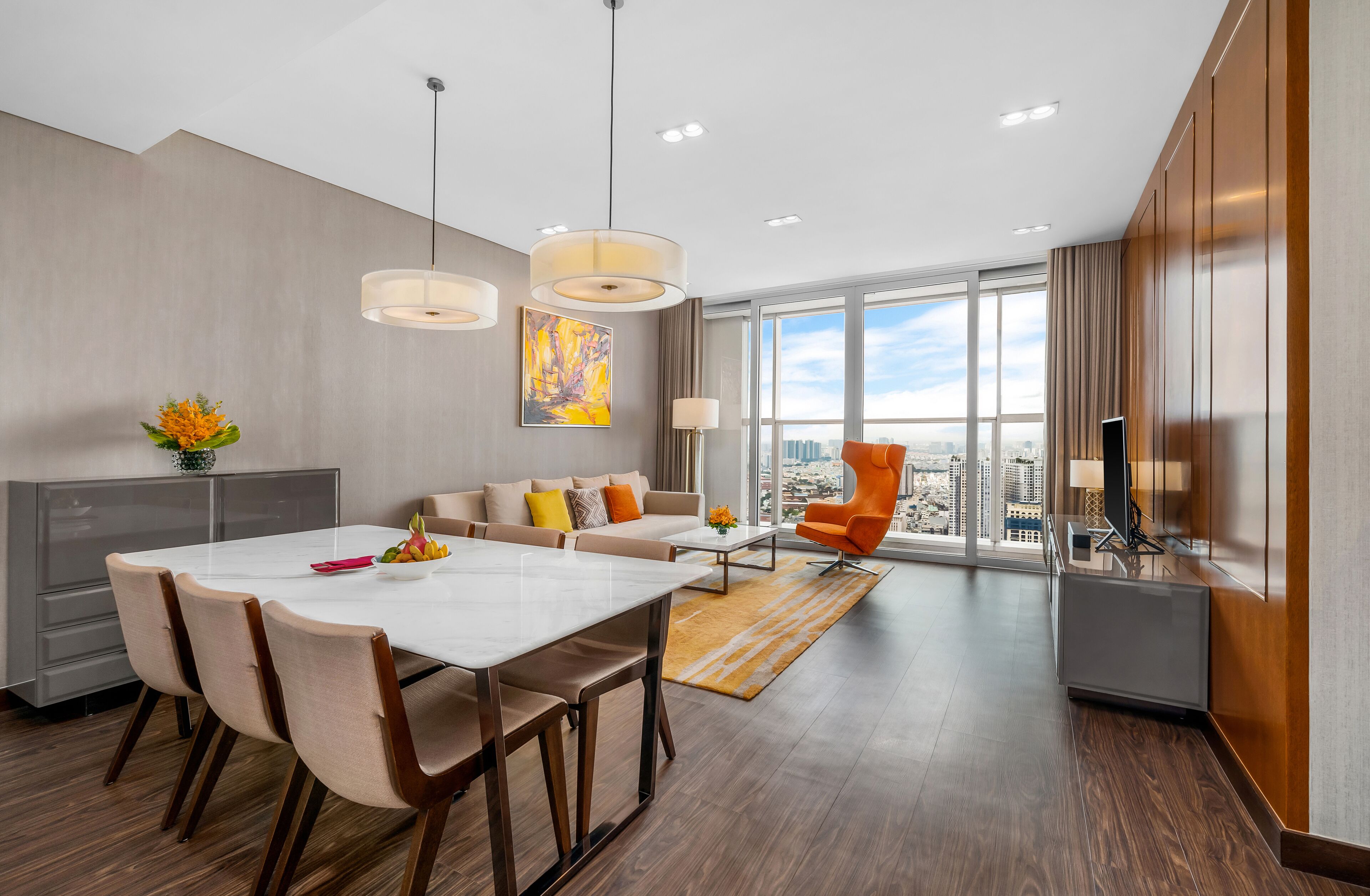 Grand kamer, 3 slaapkamers | Woonruimte | Een 50-inch lcd-televisie met kabelzenders en televisie