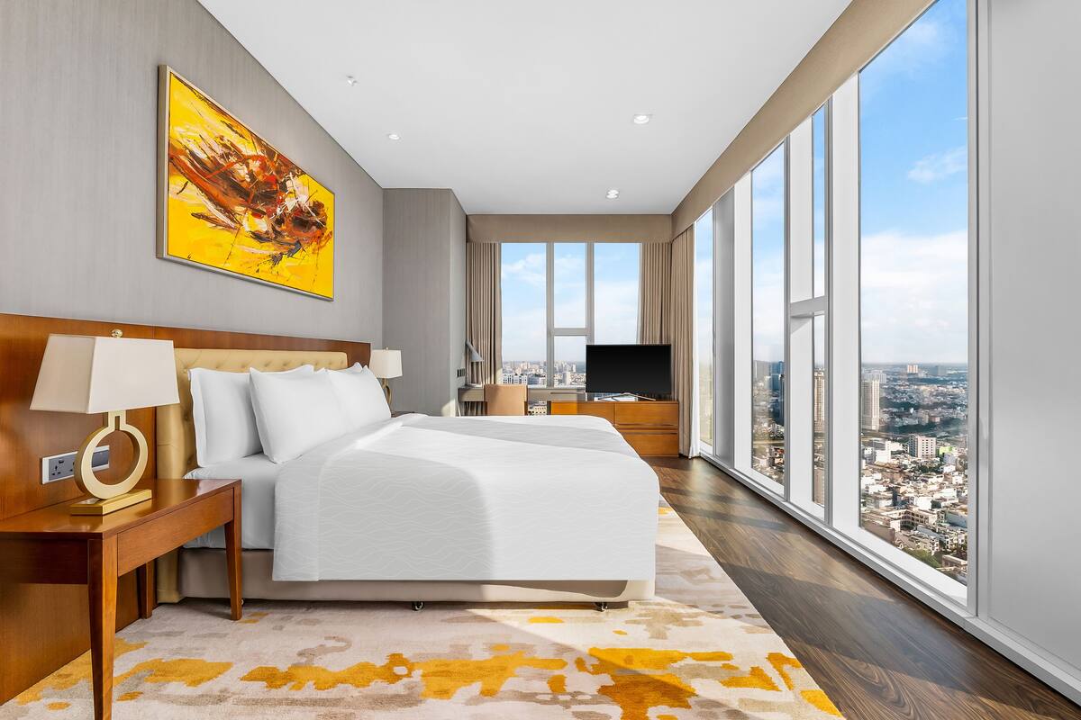 grand room, 3 bedrooms | free minibar items, in-room safe, desk, laptop workspace