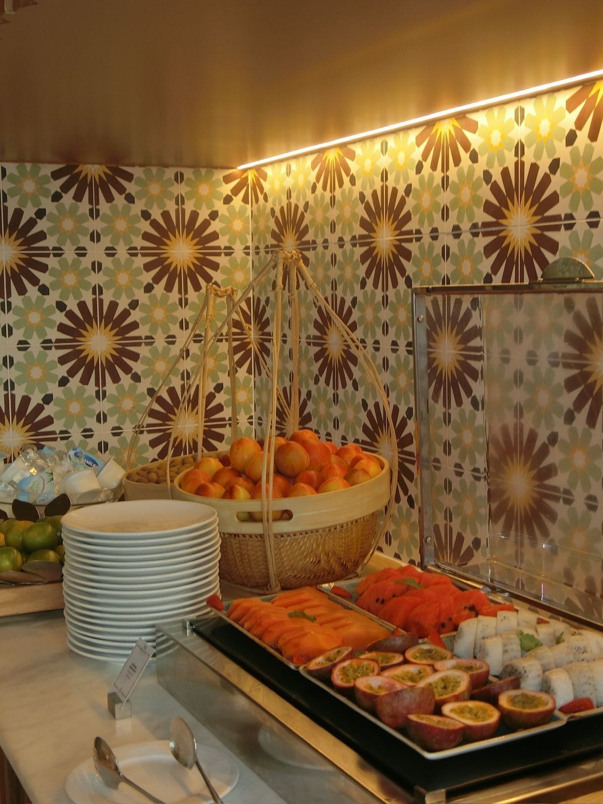 Un buffet proposant une variété de fruits, de légumes et de pâtisseries.