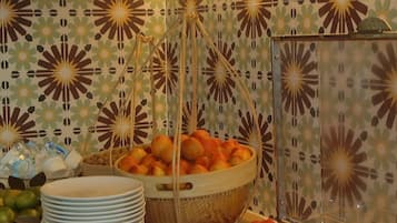 Buffet amb diverses fruites, verdures i pastissos.