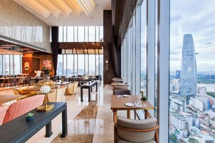 朝食、ランチ、ディナーに営業
