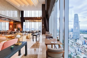 Breakfast, lunch and dinner served - Sedona Suites Ho Chi Minh City (Ho Chi Minh City)