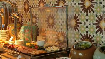 Daily full breakfast (VND 675675 per person)