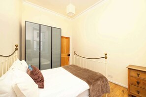 2 quartos, ferros/tábuas de passar roupa, Wi-Fi, roupa de cama