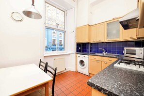 Een koelkast, een microgolfoven, een oven, een kookplaat