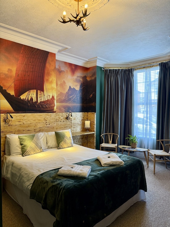 Chambre Double, accessible aux personnes à mobilité réduite, salle de bains attenante (Ground Floor)