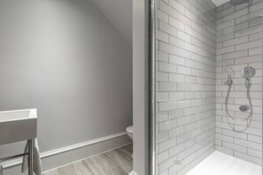 Badewanne, Haartrockner, Handtücher