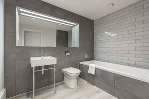 Baignoire, sèche-cheveux, serviettes fournies, shampoing