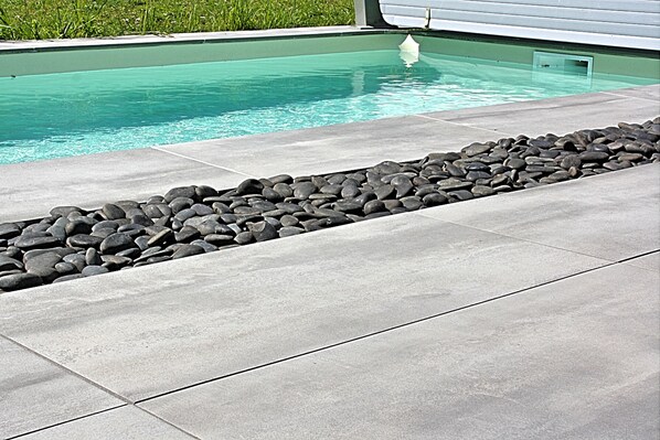 Een verwarmd zwembad