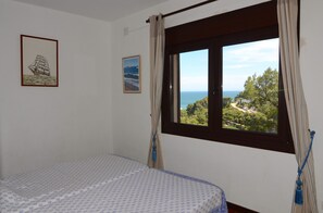 3 dormitoris, planxa i posts de planxar i roba de llit 