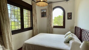 3 habitaciones, tabla de planchar con plancha y ropa de cama 