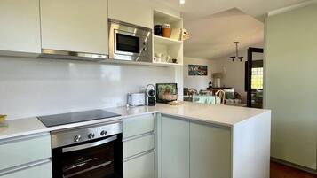 Een koelkast, een magnetron, een oven, een vaatwasser