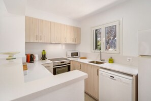 Een koelkast, een microgolfoven, een oven, een kookplaat