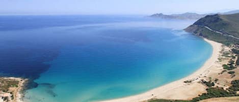 Una spiaggia nelle vicinanze