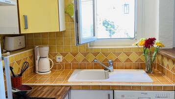 Fridge, microwave, oven, stovetop