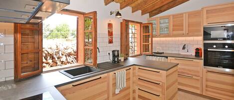 Een koelkast, een microgolfoven, een oven, een kookplaat