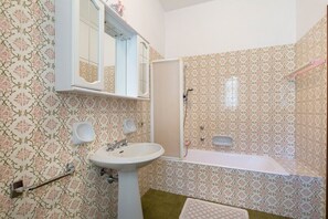 Badewanne, kostenlose Toilettenartikel