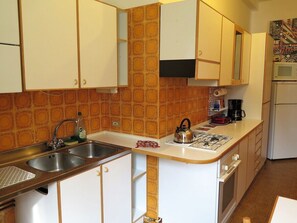 Kühlschrank, Mikrowelle, Ofen, Wasserkocher mit Kaffee-/Teezubehör