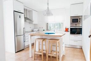 Een koelkast, een microgolfoven, een oven, een kookplaat