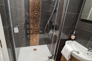 Suihkun ja ammeen yhdistelmä, hiustenkuivaaja, pyyhkeet