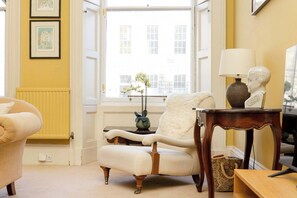 TV, offices - Chic and Spacious House at the Heart of the City (Edinburgh)