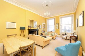 TV, offices - Chic and Spacious House at the Heart of the City (Edinburgh)