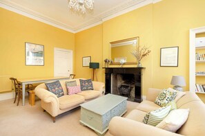TV, offices - Chic and Spacious House at the Heart of the City (Edinburgh)
