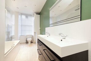 淋浴/盆浴组合、吹风机、毛巾