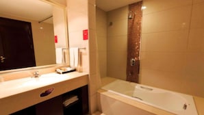 Suite Deluxe | Minibar, caja fuerte, escritorio y cortinas opacas