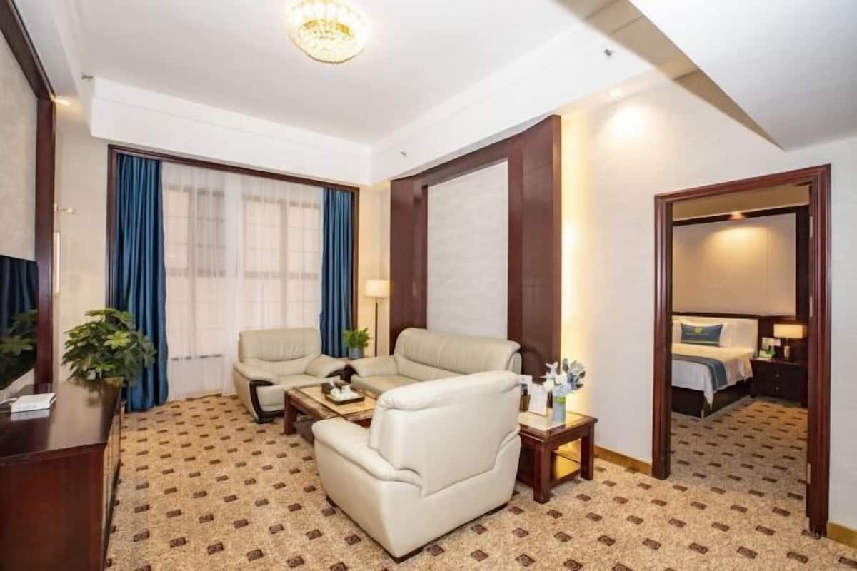 Minibar, caja de seguridad en la habitación y escritorio 
