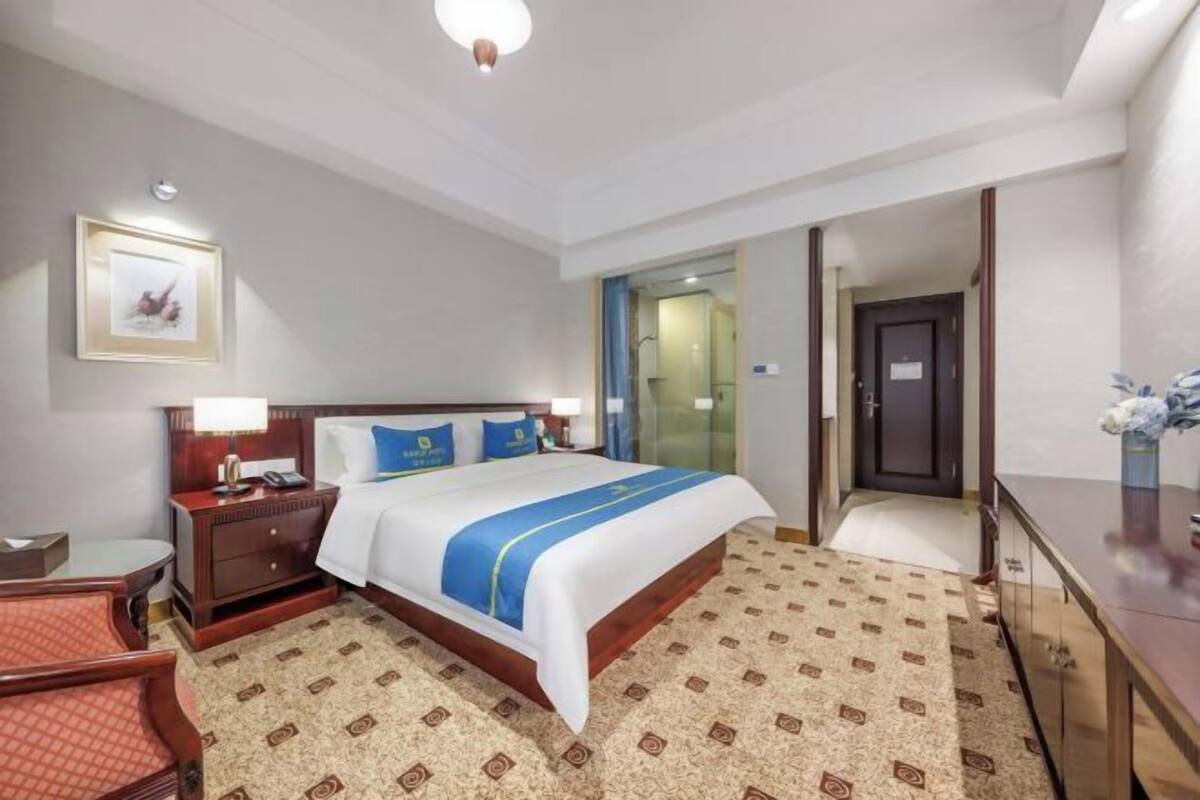 Minibar, in-room safe, desk, blackout curtains