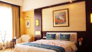 Suite Deluxe | Minibar, caja fuerte, escritorio y cortinas opacas