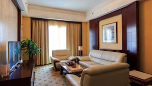 Suite Deluxe | Minibar, caja fuerte, escritorio y cortinas opacas