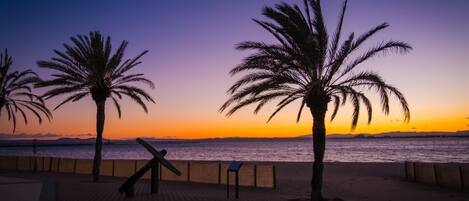 Una spiaggia nelle vicinanze