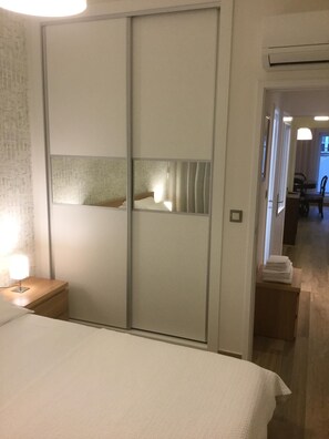 2 habitaciones, tabla de planchar con plancha, wifi y ropa de cama 