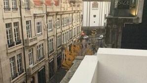 A view from a balcony overlooking a street with historic buildings, a sign for 'SIZE Restaurant', and autumn trees. - Central & Charming Clérigos House 2 (Porto)