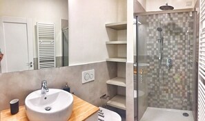 Baignoire, articles de toilette gratuits, sèche-cheveux