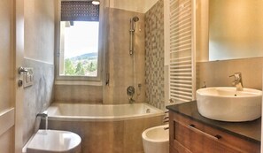 Bathtub, free toiletries, hair dryer - Bella apartment in the center of Stresa (Stresa)