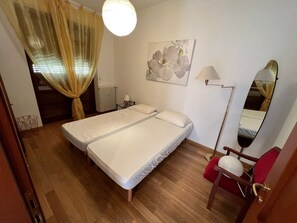 2 bedrooms, iron/ironing board, free WiFi