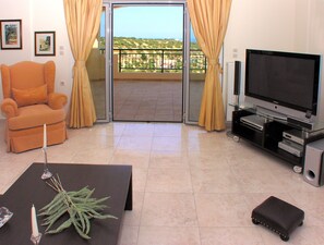 Een smart-tv, een open haard, een tafeltennistafel en een stereo