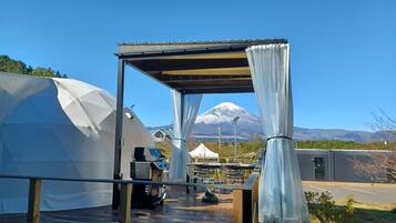 Premium bedding, in-room safe, free WiFi, bed sheets