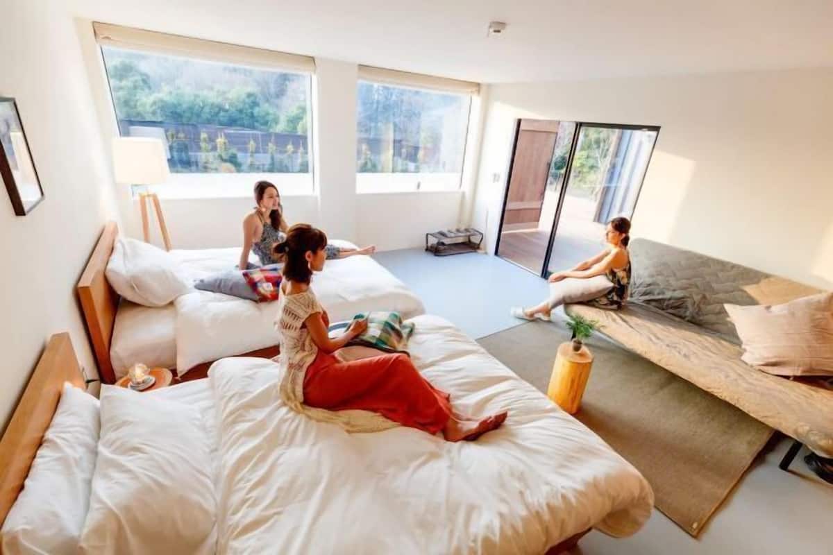 Premium bedding, in-room safe, free WiFi, bed sheets