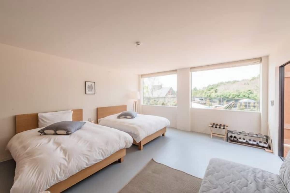 Premium bedding, in-room safe, free WiFi, bed sheets