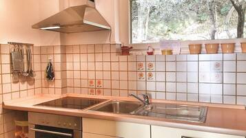 Réfrigérateur, four, cafetiÚre/bouilloire