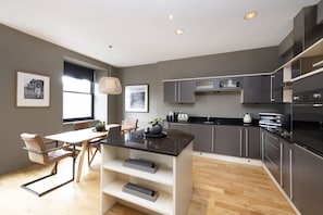 Fridge, microwave, oven, stovetop - Luxury Home on George Street (Edinburgh)