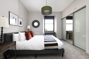 2 bedrooms, desk, iron/ironing board, WiFi